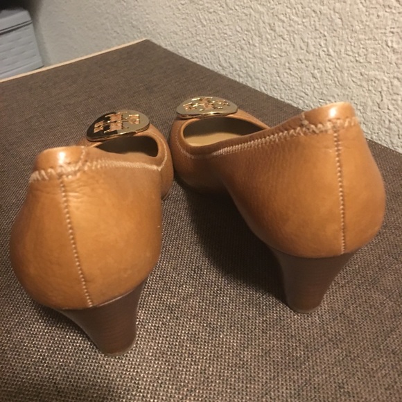Tory Burch Sally wedges brown/tan with gold - Picture 3 of 4